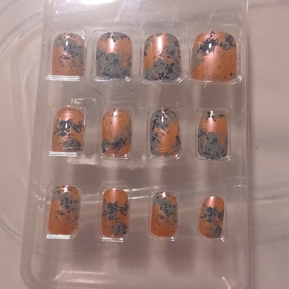 12 piece speckle/marbled design fingernail kit - Picture 2 of 3